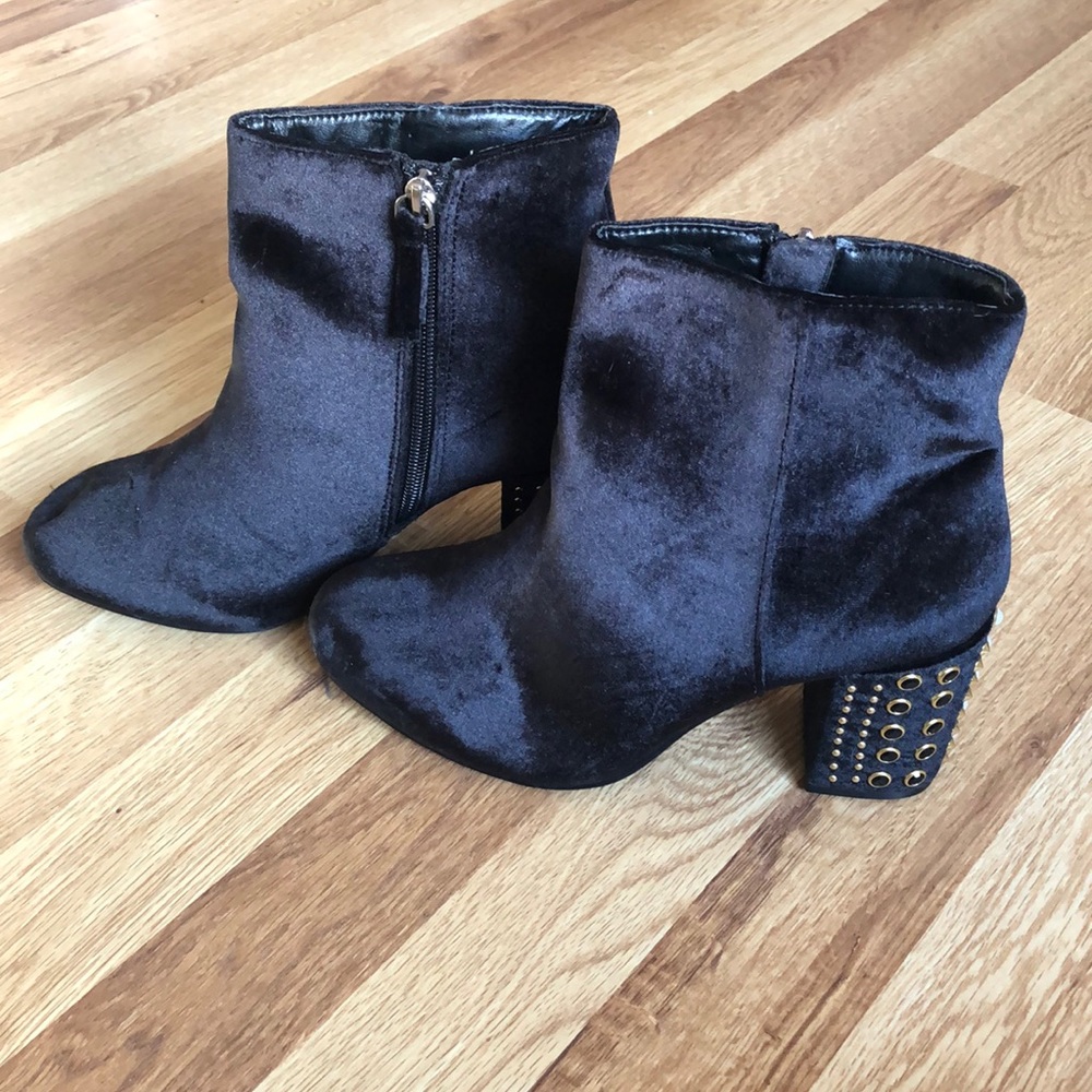 LAST CHANCE!! Black Velvet Just Fab Booties size 7